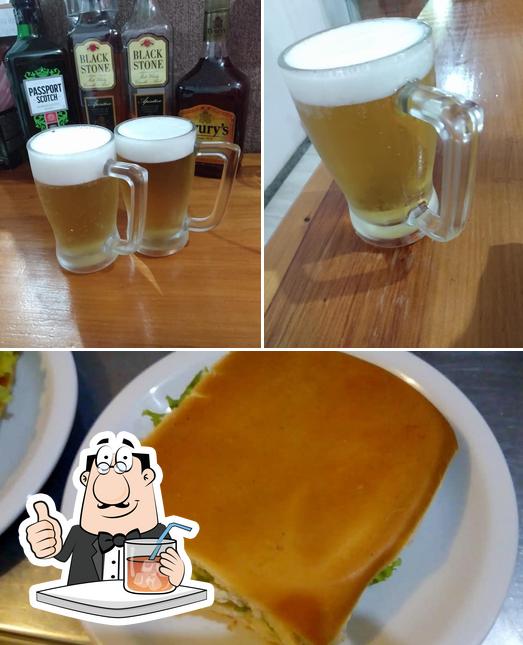 Dê uma olhada a foto ilustrando bebida e comida no Acadêmicos Beer & Food