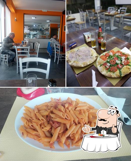 Parmi les différentes choses de la table à manger et la nourriture, une personne peut trouver sur Ristorante Pizzeria Da Sabatino