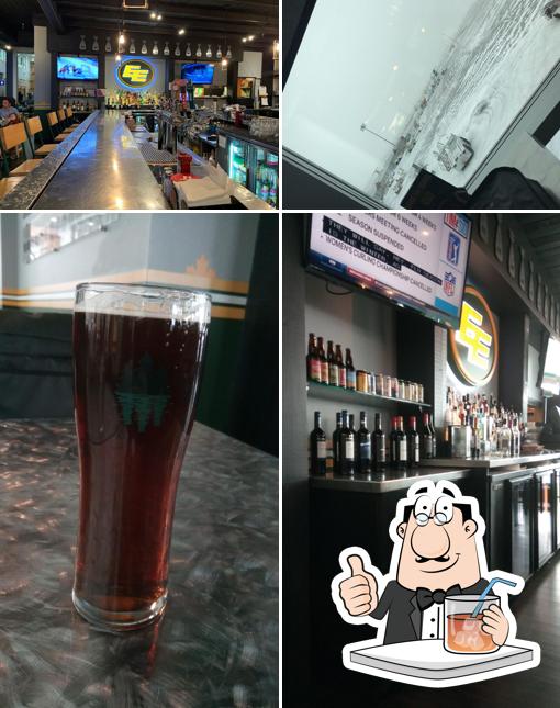 Mira las imágenes que hay de bebida y exterior en Edmonton Eskimos Bar