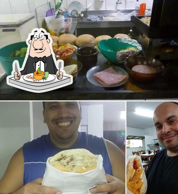 Confira a foto apresentando comida e interior no Skinão Lanches