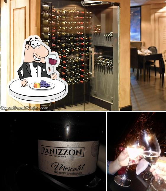 É agradável desfrutar uma taça de vinho no Chez Lyz Blanc