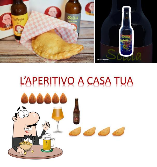 Puoi ordinare un rinfrescante bicchiere di birra chiara o scura