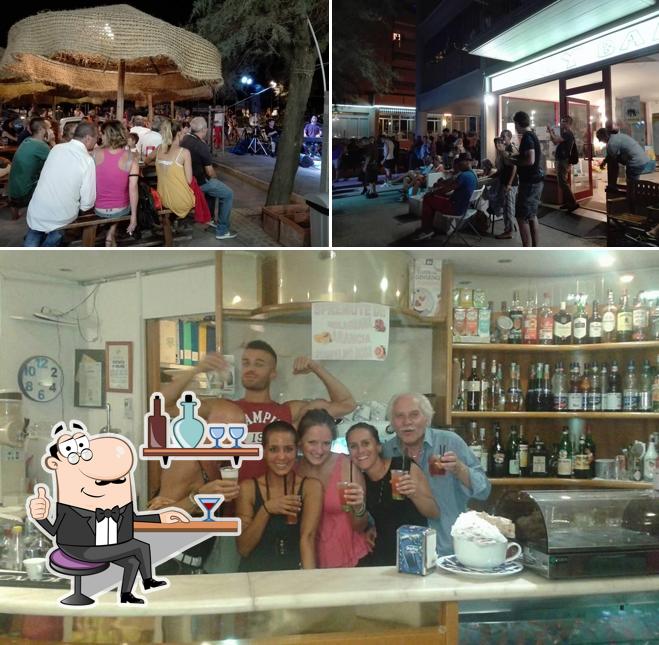 Tra le varie cose da Roxy Bar si possono trovare la interni e bancone da bar