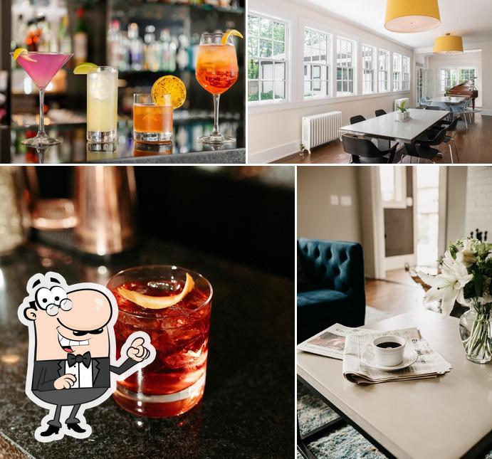 Estas son las imágenes que muestran interior y bebida en Chateau Lobby Bar