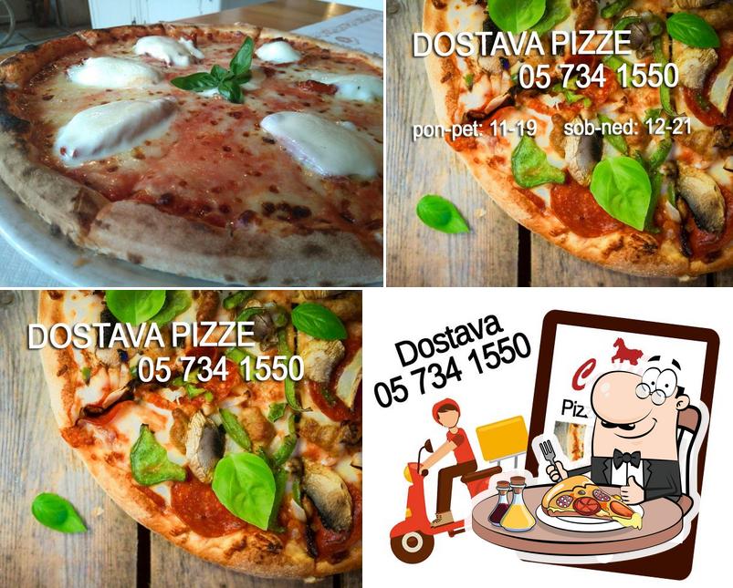 Scegli una pizza a Pizzeria Cavallino