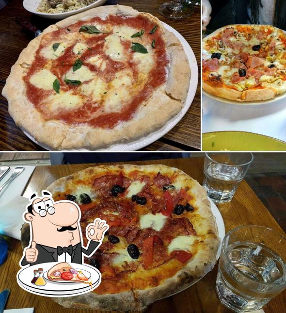 Order pizza at Il Nostro Posto