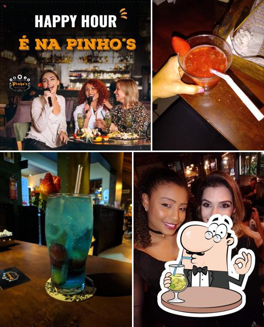 A ilustração da bebida e balcão de bar a Pinhos Butecaria