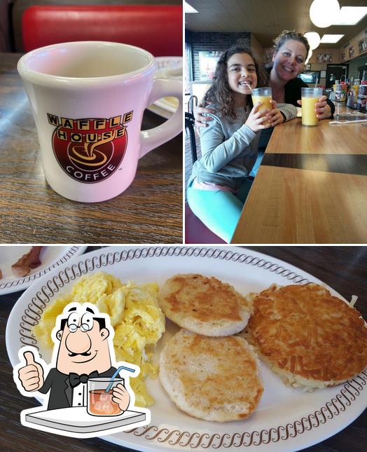 Observa las fotografías donde puedes ver bebida y comida en Waffle House