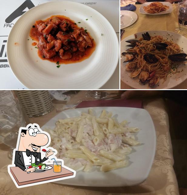 La foto della cibo e tavolo da pranzo di Ristorante Antico Ritrovo