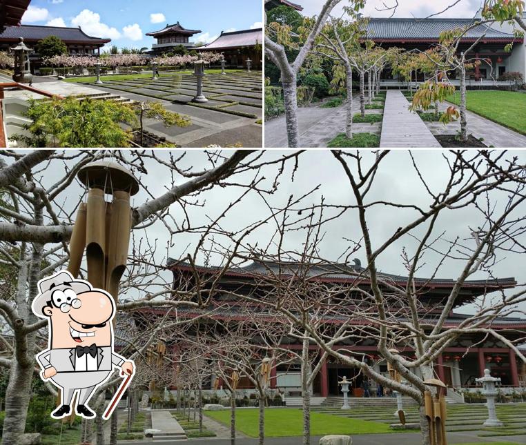 Enjoy the view at the outside area of Fo Guang Shan Buddhist Temple