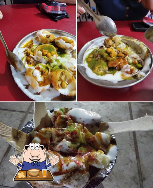 Food at Meerut Chaat Bhandar