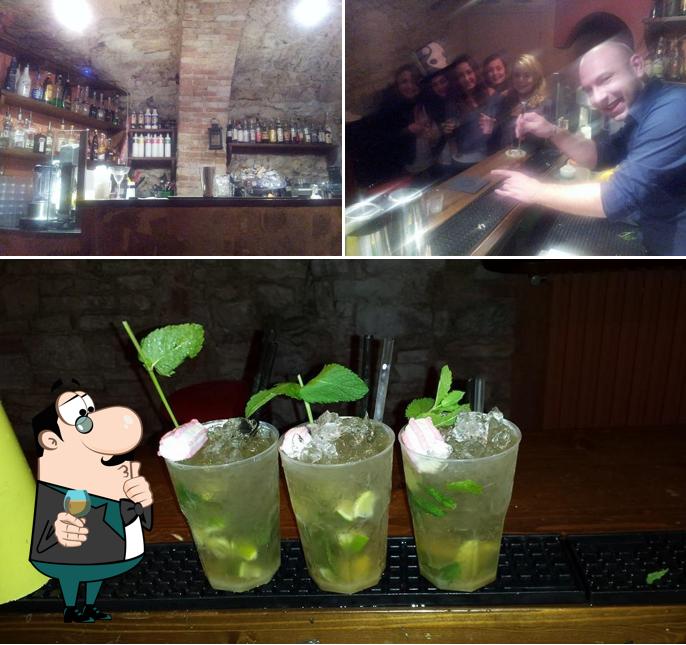 Guarda la foto che mostra la bancone da bar e bevanda di Cappellaio Matto Cafe