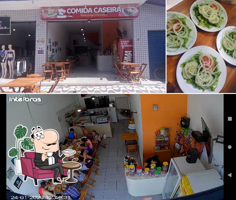 Sente em uma das mesas no Comida caseira