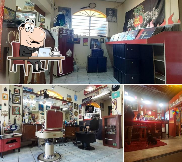 O interior do Mi Casa Barbearia e Bar