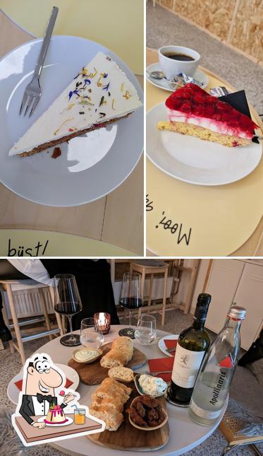 "LEEV café vinothek eis cocktails" представляет гостям разнообразный выбор сладких блюд