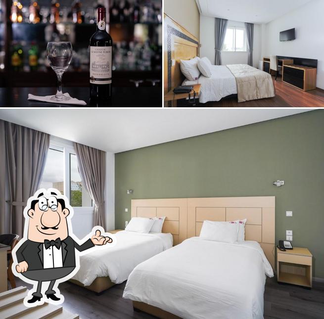 Jetez un coup d’oeil à la photo affichant la intérieur et de l'alcool concernant Mamora hotel