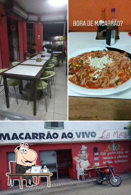 Confira a imagem mostrando interior e comida no Macarrão ao Vivo La Massas