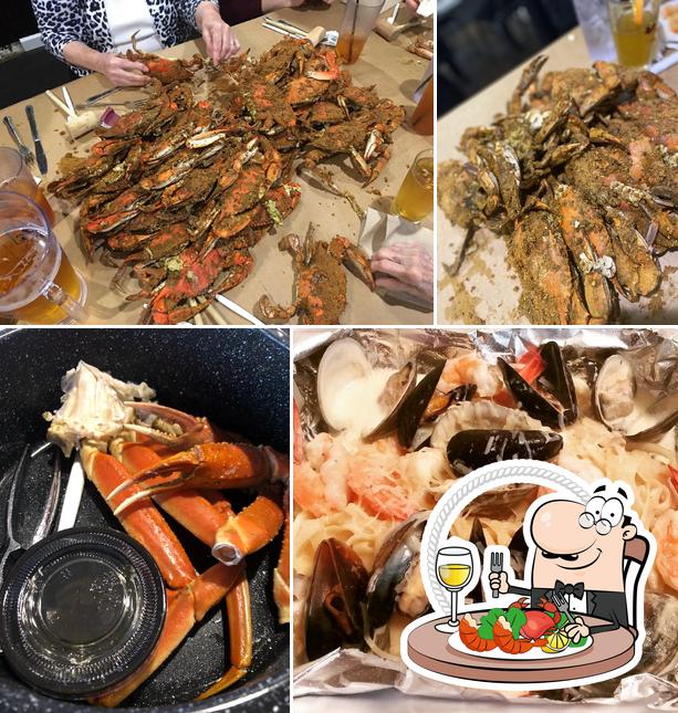 Попробуйте блюда с морепродуктами в "Skipjacks Crab House"