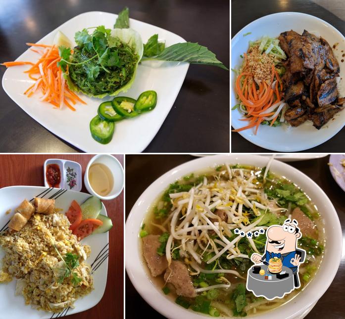 Ensalada de algas, arroz frito y phở en EC PHO VIETNAMESE NOODLE HOUSE