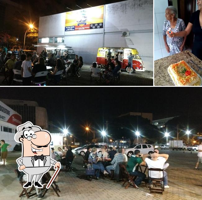 Dê uma olhada a imagem mostrando exterior e comida a Food Park Brasília