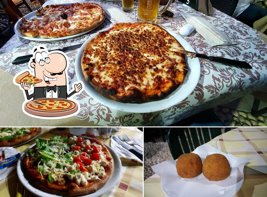 В "Antica Pizzeria La Grotta" вы можете попробовать пиццу