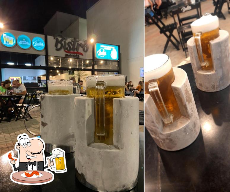 Desfute um copo de cerveja leve ou escura