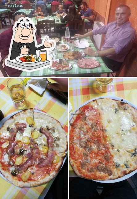 Questa è la foto che mostra la cibo e interni di Pizzeria Di Rovella Francesca