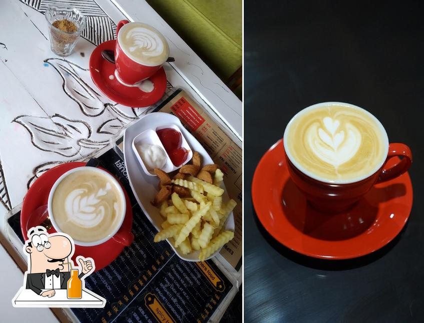 Disfrutra de una bebida en De'Landing coffee & kitchen