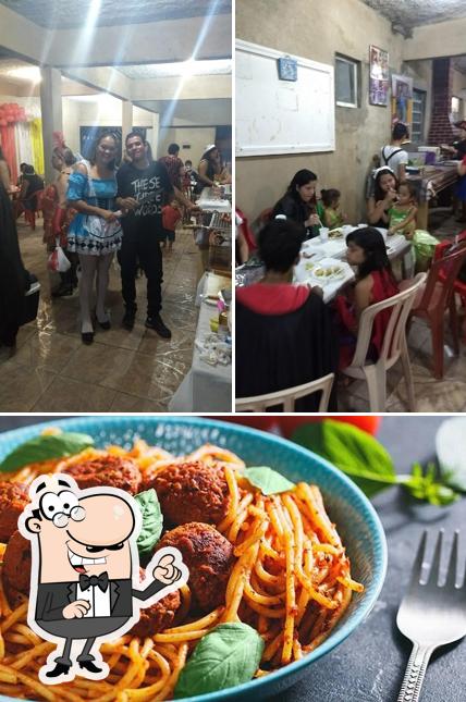 Entre diversos coisas, interior e comida podem ser encontrados no Della Nonna Restaurante