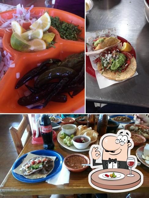 Entre los distintos productos que hay en Tacos La Joya también tienes comida y bebida