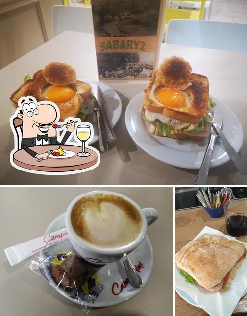 Посмотрите на эту фотографию, где видны еда и напитки в Cafetería Sabaryz