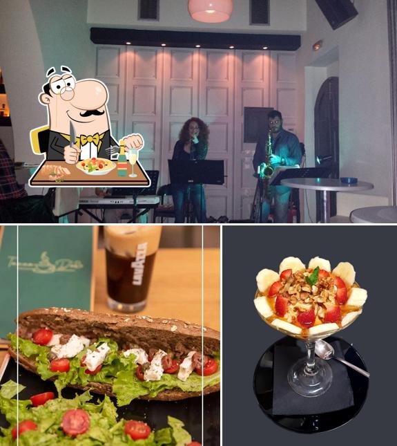 Mira las imágenes que hay de comida y interior en Tazza D' Oro