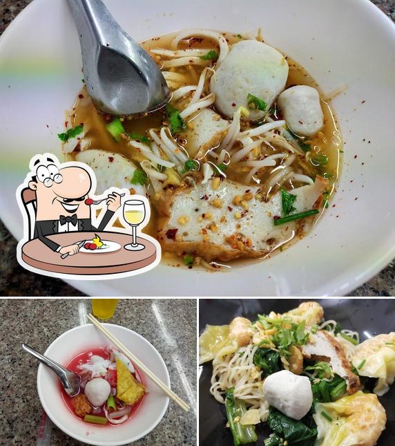Еда в "Fishball noodle soup Halal"
