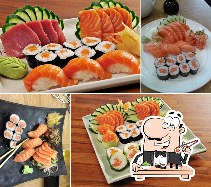 Rolos de sushi são disponibilizados no Mirai Restaurante Japonês