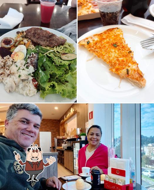 Entre diversos coisas, comida e mesa de jantar podem ser encontrados no Restaurante Ítalo