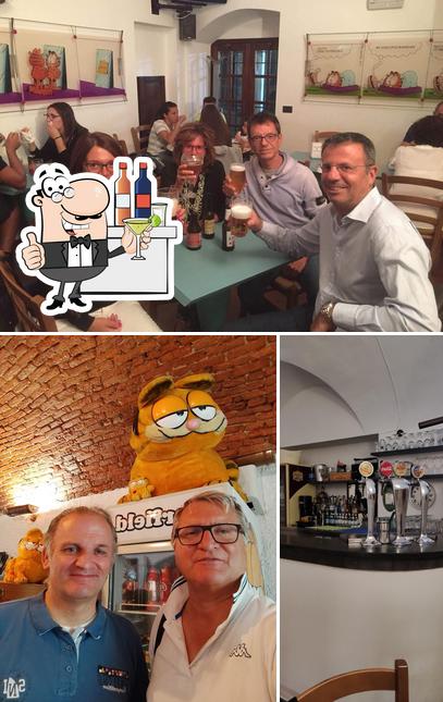 La foto della bancone da bar e tavolo da pranzo di Garfield