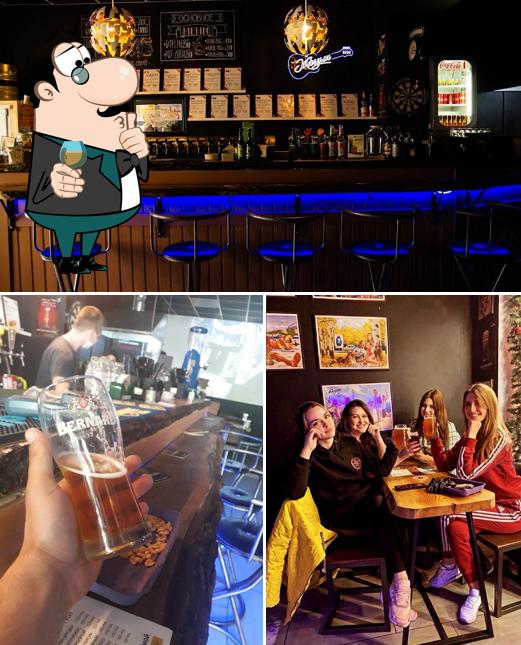 Las imágenes de barra de bar y interior en Headquarter