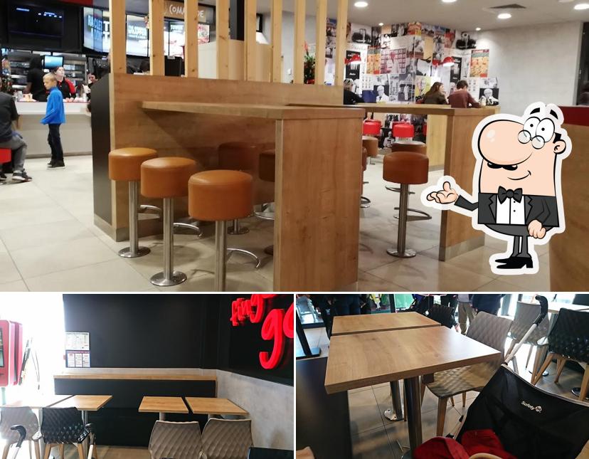 Installez-vous à l'une des tables de KFC Amiens Nord