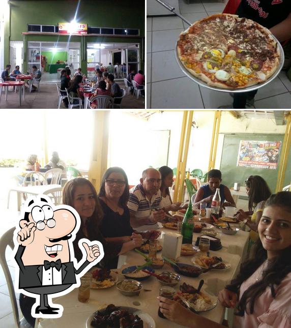 Esta é a imagem ilustrando interior e pizza a Regis Pizzaria