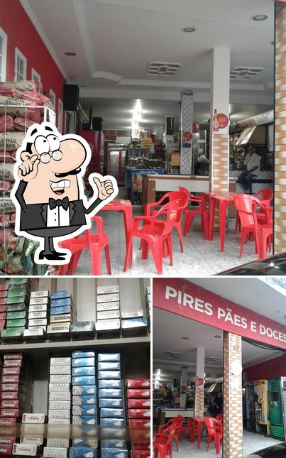 O interior do Pires Mercado & Padaria