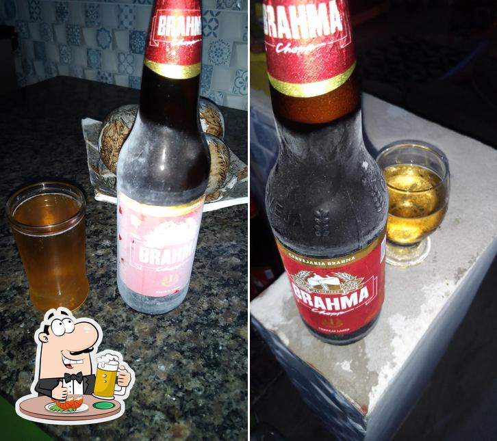 Desfute um copo de cerveja leve ou escura