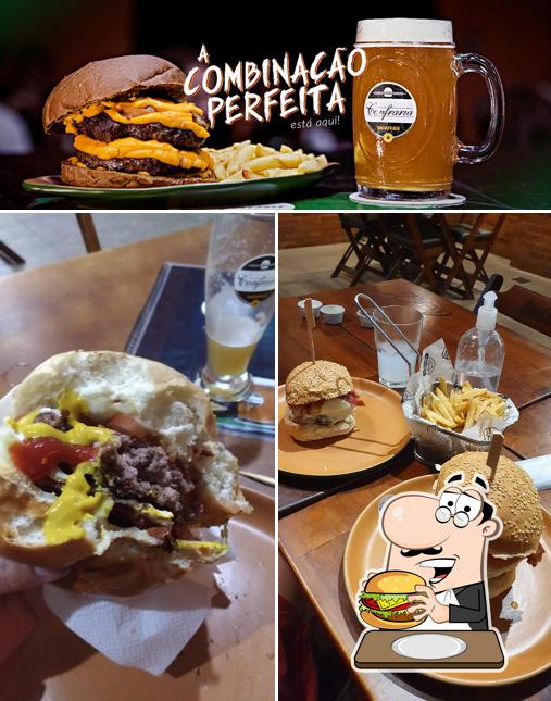 Peça um hambúrguer no Confraria Burguer Hamburgueria