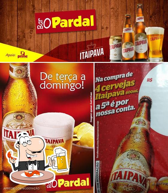 Desfute uma tulipa de cerveja leve ou escura