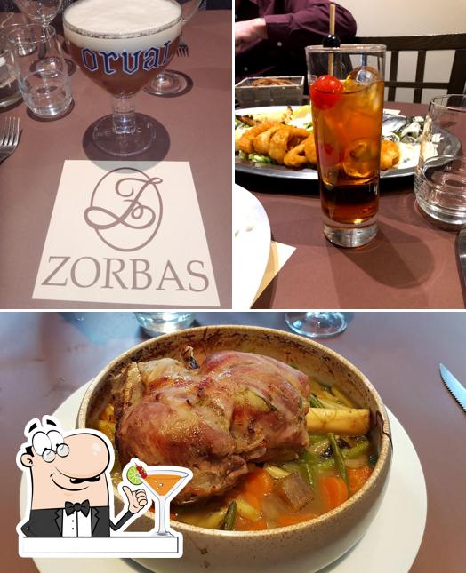 Это фото, где изображены напитки и еда в Zorbas