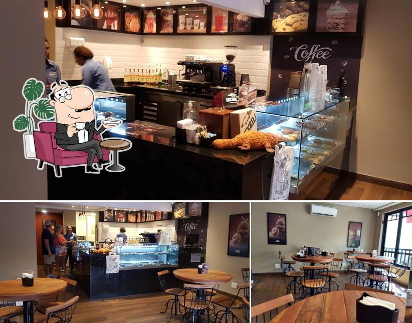 Sente em uma das mesas no Duckbill Cookies & Coffee - Chácara Santo Antônio