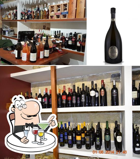 ENOTECA "LA VINERIA DI FEDERICO" serve alcolici