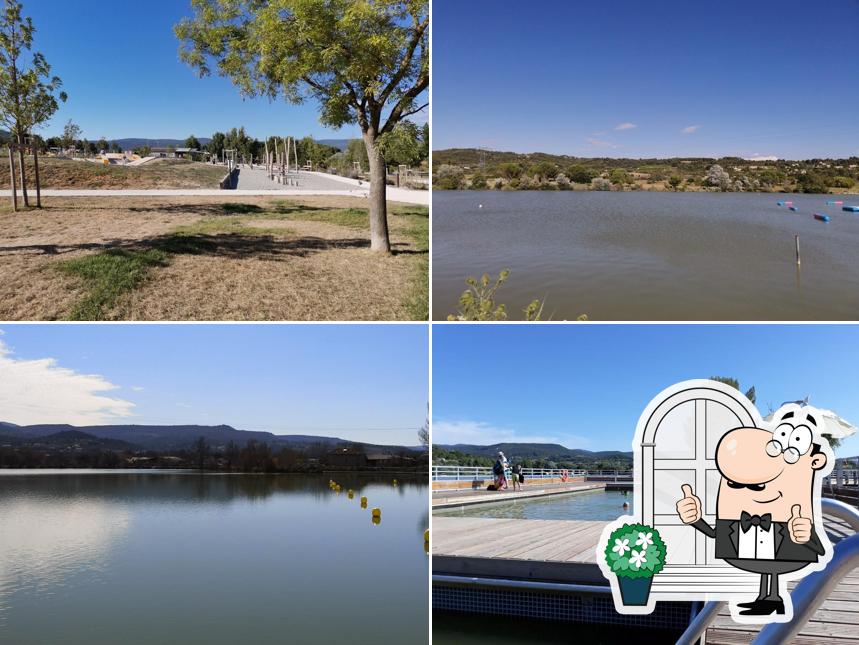 Jetez un coup d’œil à quoi ressemble Brasserie du lac. Le pied dans l eau à l'extérieur