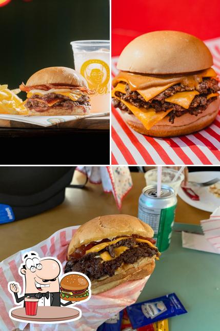 Peça um hambúrguer no Foster's Burger - Bosque Park