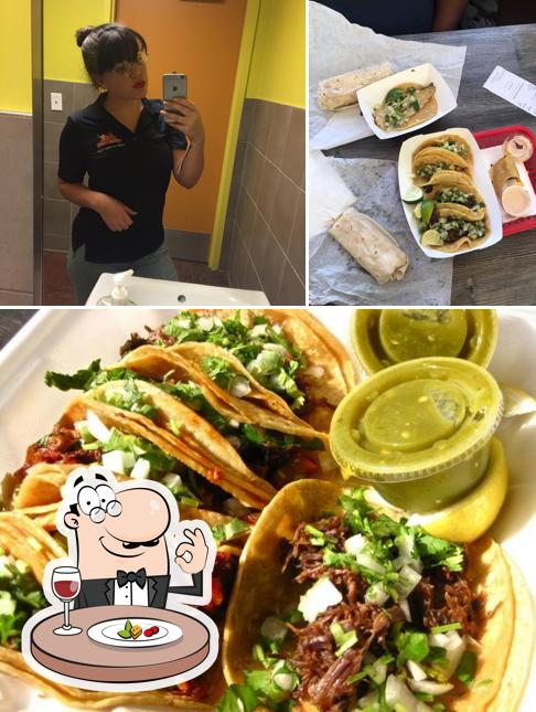 Фото, на котором видны еда и внутреннее оформление в Tacos Y Mas