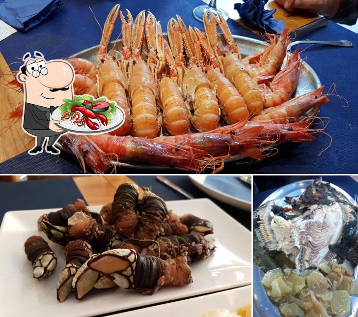 Pick various seafood dishes offered by El Camarote de Tomás